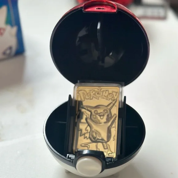 POKMON Limited Edition 23K Gold-Plated Trading Card POKMON Limited Edition 23K Gold-Plated Trading Card